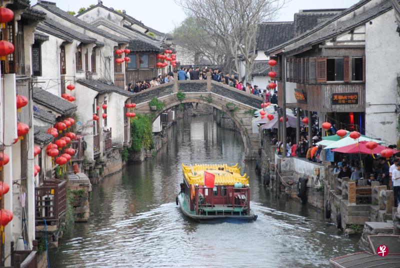 历史古街山塘，河街相邻，建筑典雅，画舫接踵而行。
