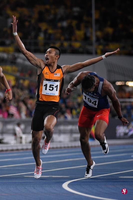 凯鲁(左)夺得男子100米金牌,马来西亚全国民众兴奋不已。(海峡时报) 凯鲁(左)夺得男子100米金牌,马来西亚全国民众兴奋不已。(海峡时报)
