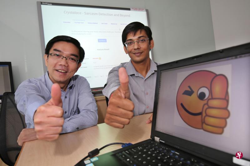 新加坡科技研究局高性能计算研究院研发人工智慧系统，能迅速搜查网上内容，侦测网民的留言是否带讽刺性，能准确反映群众的观感。图为科技拓展私人有限公司助理副总裁（数码科技部）韩冠元（左）和系统研发团队成员拉吉·古普塔。（梁麒麟摄）