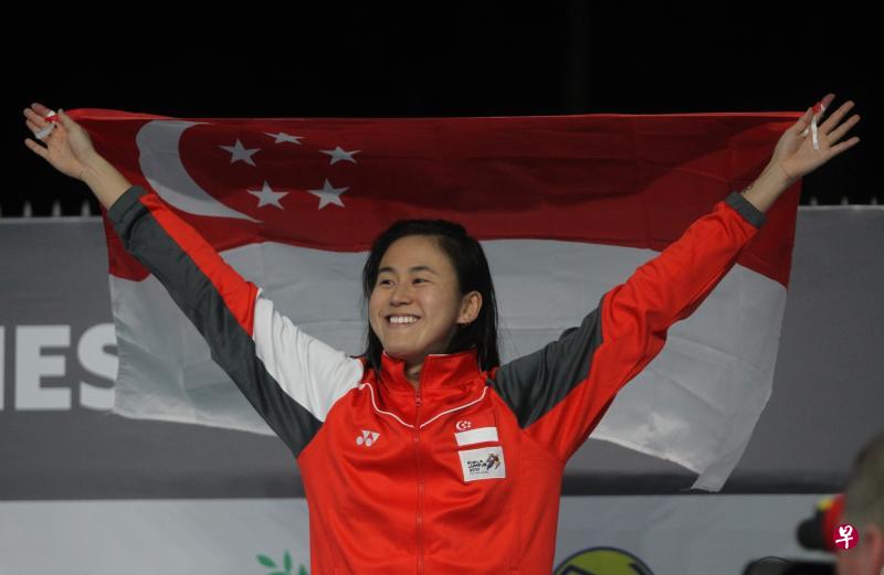 我国泳将柯婷文克服紧张情绪,勇夺三枚金牌。 我国泳将柯婷文克服紧张情绪,勇夺三枚金牌。