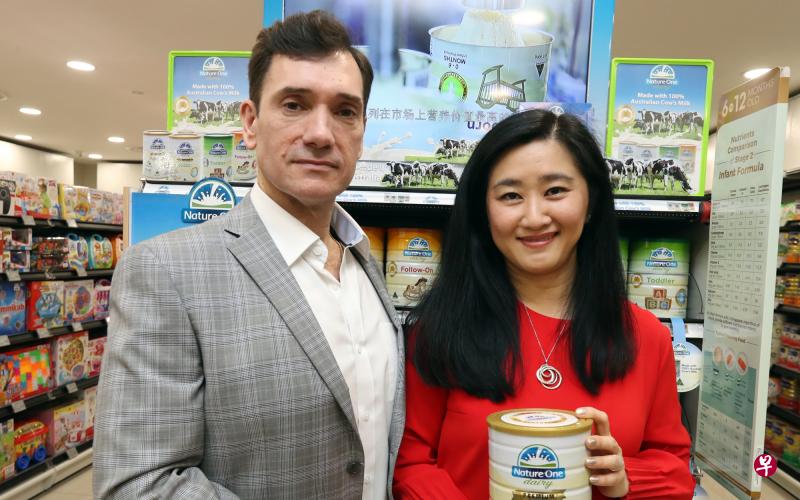 黄玮玲(右)和丈夫尼克在澳洲起步,如今成功把产品引入新加坡。 黄玮玲(右)和丈夫尼克在澳洲起步,如今成功把产品引入新加坡。