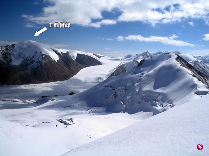 天山山脉三座山峰的最高峰“王鼎昌峰”(左)海拔4743公尺。(海峡时报) 天山山脉三座山峰的最高峰“王鼎昌峰”(左)海拔4743公尺。(海峡时报)