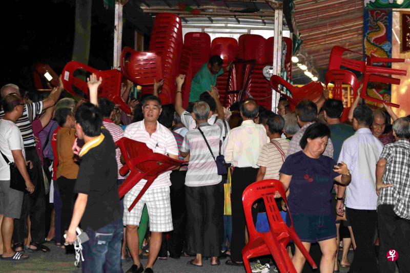 由于一位难求,阿叔阿嫂纷纷冲去抢椅子。 由于一位难求,阿叔阿嫂纷纷冲去抢椅子。