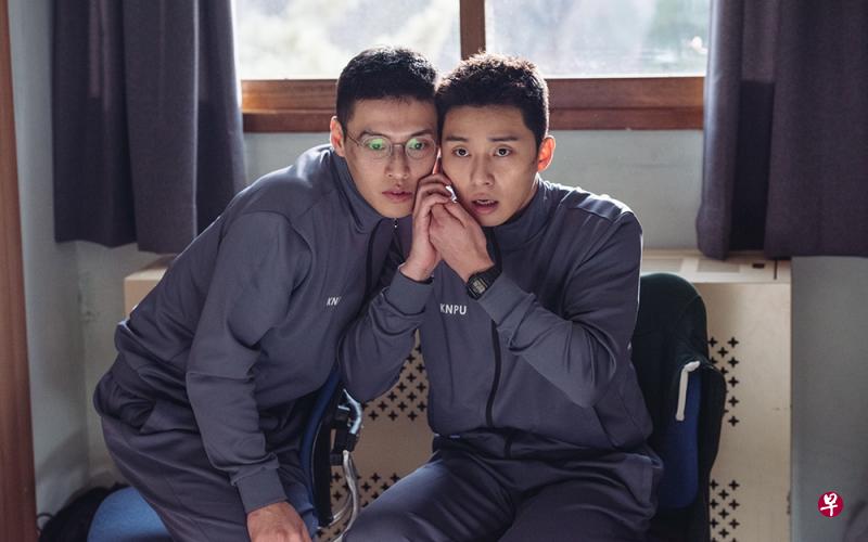 在《青年警察》,姜河那(左)饰演凡事都遵循原则的理性派,朴叙俊则是行动派,做了再说。(网络图) 在《青年警察》,姜河那(左)饰演凡事都遵循原则的理性派,朴叙俊则是行动派,做了再说。(网络图)