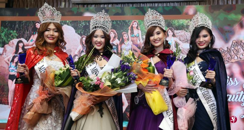 新加坡万国小姐李晓曼(左起)、新加坡华裔小姐蔡美琪、新加坡世界旅游皇后许凯琳、新加坡环球选美皇后林珍玉。 新加坡万国小姐李晓曼(左起)、新加坡华裔小姐蔡美琪、新加坡世界旅游皇后许凯琳、新加坡环球选美皇后林珍玉。