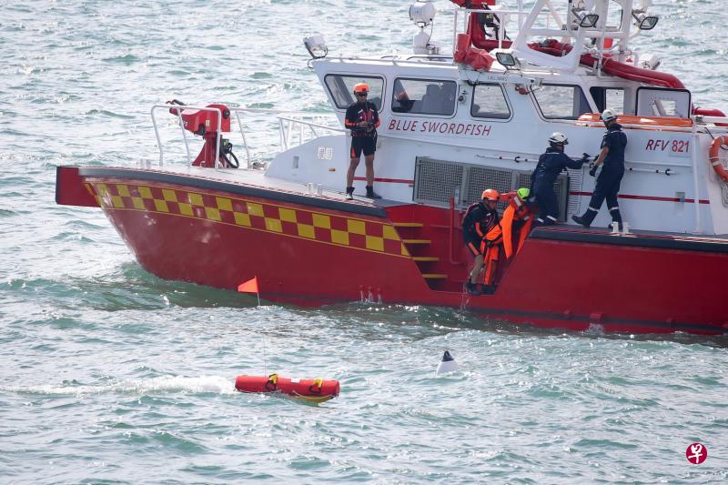 新加坡民防部队的水上综合紧急救生装置首次在FEREX演习中亮相。发生事故后,民防部队一旦发现生还者,就把装置丢入水中,再用遥控器操作,把装置导向生还者,让生还者抓住系在装置上的绳子,等待救上船。(海峡时报) 新加坡民防部队的水上综合紧急救生装置首次在FEREX演习中亮相。发生事故后,民防部队一旦发现生还者,就把装置丢入水中,再用遥控器操作,把装置导向生还者,让生还者抓住系在装置上的绳子,等待救上船。(海峡时报)