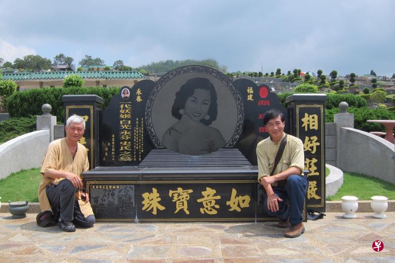 本文作者奚淞(左)与黄铭昌今年摄于吉隆坡富贵山庄白光墓前。(黄铭昌提供) 本文作者奚淞(左)与黄铭昌今年摄于吉隆坡富贵山庄白光墓前。(黄铭昌提供)