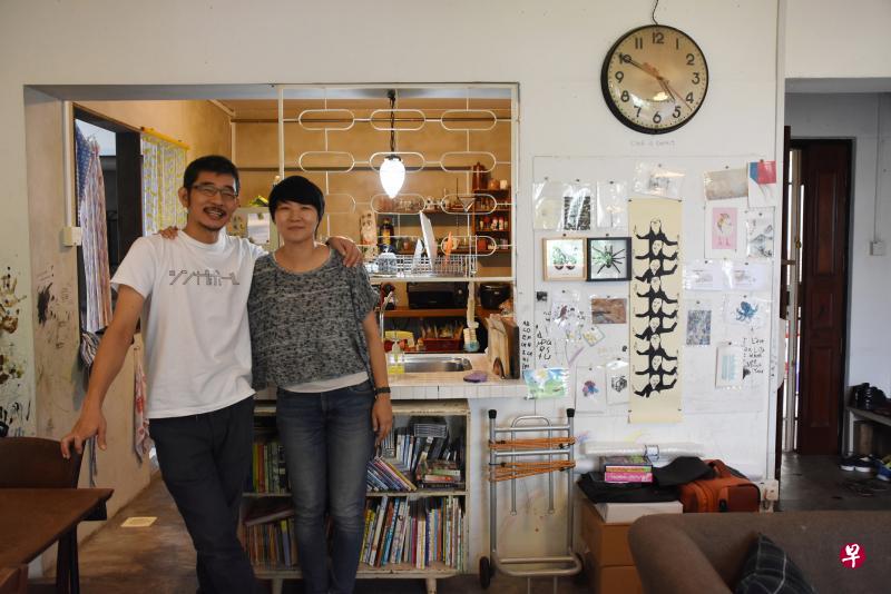 艺术家小川荣太郎(左)和岩崎玉江的家很有格调及质感,墙上的涂鸦是两个女儿的成长印记。(麦专程摄) 艺术家小川荣太郎(左)和岩崎玉江的家很有格调及质感,墙上的涂鸦是两个女儿的成长印记。(麦专程摄)