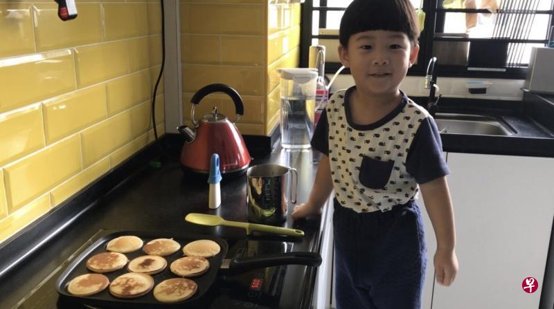 厨房中一些小事可以让孩子帮忙,孩子好奇心得到满足,也了解自己的食物如何而来,吃饭的兴致更高。 厨房中一些小事可以让孩子帮忙,孩子好奇心得到满足,也了解自己的食物如何而来,吃饭的兴致更高。