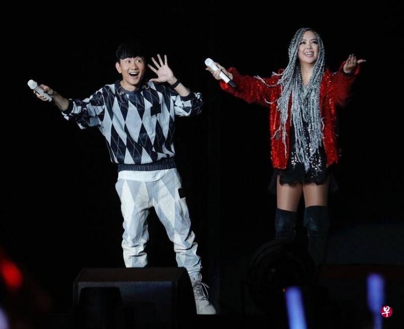 林俊杰(左)前晚为张惠妹高雄演唱会担任嘉宾。(环球音乐图) 林俊杰(左)前晚为张惠妹高雄演唱会担任嘉宾。(环球音乐图)