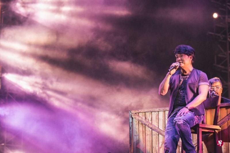 在“无插电”音乐表演环节,周华健与团队像一群老友唱歌给台下观众听,感觉温馨。(ONE Production提供) 在“无插电”音乐表演环节,周华健与团队像一群老友唱歌给台下观众听,感觉温馨。(ONE Production提供)