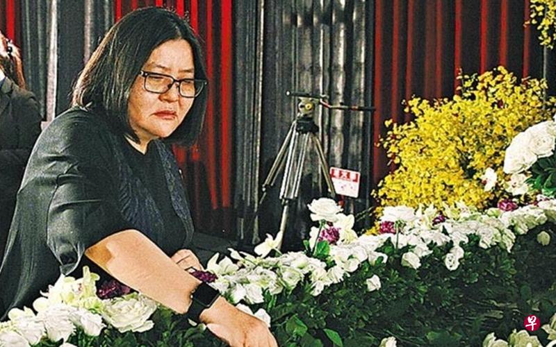 前年裴祥泉去世，邱瓈宽在追思会上神情悲戚。（台湾苹果日报图）
