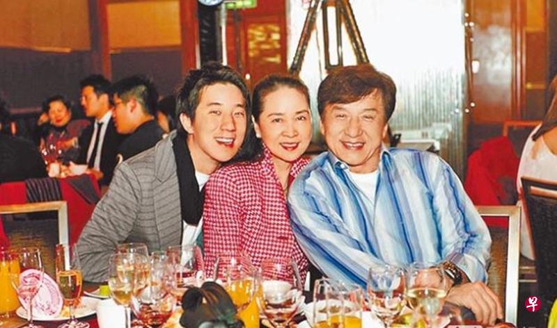 房祖名(左起)、林凤娇和成龙一家三口。 房祖名(左起)、林凤娇和成龙一家三口。