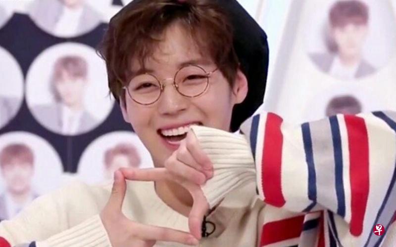 Wanna One成员朴志训的自创手势,成为最潮的拍照必秀新手势。 Wanna One成员朴志训的自创手势,成为最潮的拍照必秀新手势。