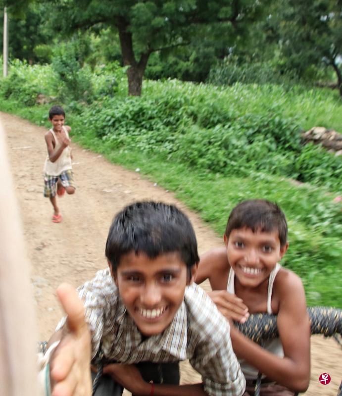 偏远的乡村小孩满足于挥手和握手的简单快乐。 偏远的乡村小孩满足于挥手和握手的简单快乐。