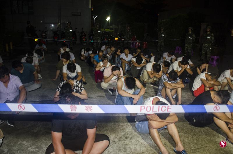 昨天凌晨,广西北海出动大批军警集中打击传销活动,清查数百个传销窝点,查获多名涉嫌传销人员。(中新社) 昨天凌晨,广西北海出动大批军警集中打击传销活动,清查数百个传销窝点,查获多名涉嫌传销人员。(中新社)