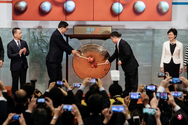 熊猫债指境外机构在中国发行的以人民币计价的债券,今年以来发行规模约531亿元人民币,在7月初“债券通”推出后,马来亚银行、匈牙利等海外发行人更是密集亮相熊猫债发行市场,当月发行规模达到170亿元,跳升至八个月高点。图为7月3日在港交所举行的“债券通”启动仪式。(彭博社资料图) 熊猫债指境外机构在中国发行的以人民币计价的债券,今年以来发行规模约531亿元人民币,在7月初“债券通”推出后,马来亚银行、匈牙利等海外发行人更是密集亮相熊猫债发行市场,当月发行规模达到170亿元,跳升至八个月高点。图为7月3日在港交所举行的“债券通”启动仪式。(彭博社资料图)