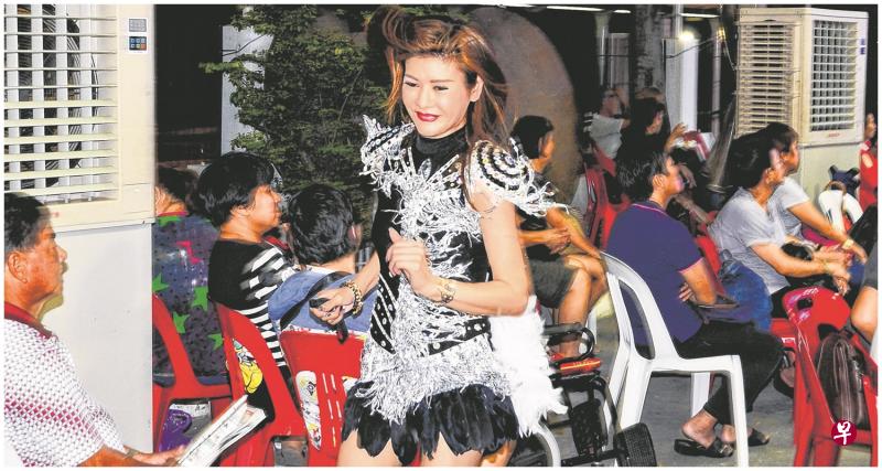 林晓婷接下裕廊、淡滨尼、兀兰三场歌台,两小时跑60公里。 林晓婷接下裕廊、淡滨尼、兀兰三场歌台,两小时跑60公里。