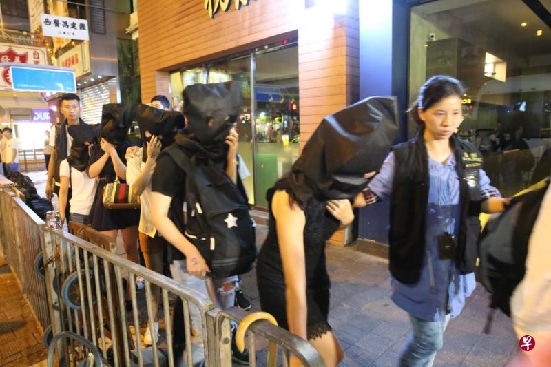 17名持双程证女子被捕。(蔡正邦摄) 17名持双程证女子被捕。(蔡正邦摄)