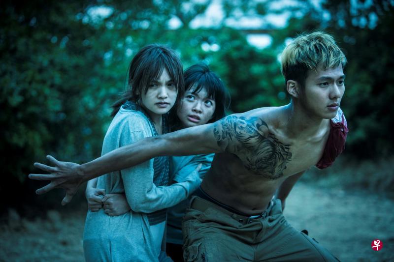 杨丞琳(左)演出忙碌的社工,对女儿疏于关心。小鲜肉吴念轩(右)演出的虎爷乩童颇新鲜。 杨丞琳(左)演出忙碌的社工,对女儿疏于关心。小鲜肉吴念轩(右)演出的虎爷乩童颇新鲜。