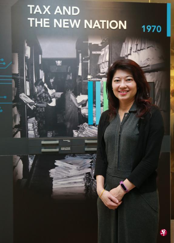 王会评加入税务局26年,见证了税务工作的数码化进程。她说,不单是公众,税务员也都忙着掌握新科技,以赶上时代步伐。(唐家鸿摄) 王会评加入税务局26年,见证了税务工作的数码化进程。她说,不单是公众,税务员也都忙着掌握新科技,以赶上时代步伐。(唐家鸿摄)