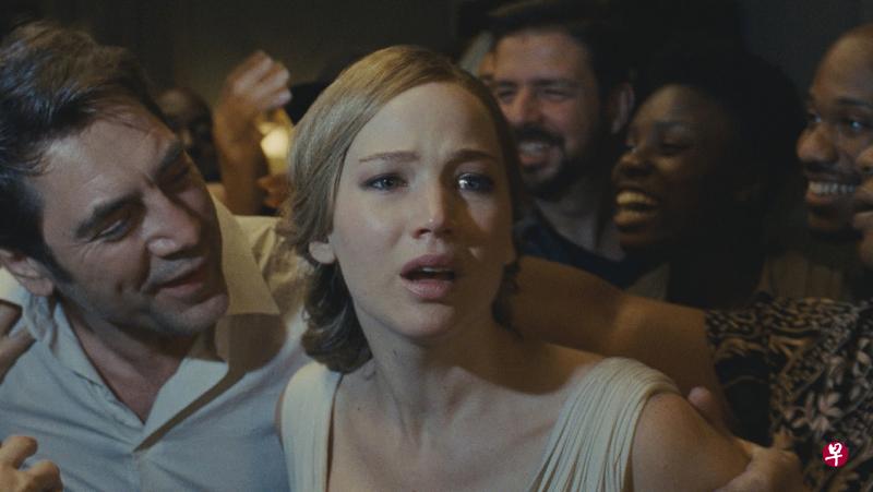 珍妮佛劳伦丝主演的《母亲!》本月14日在新加坡上映。(UIP提供) 珍妮佛劳伦丝主演的《母亲!》本月14日在新加坡上映。(UIP提供)