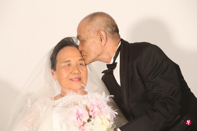 zaobao.sg系列节目《完成一个梦》第九集中的傅光夫妇今年庆祝结婚53周年,两人的爱情让人感动。 zaobao.sg系列节目《完成一个梦》第九集中的傅光夫妇今年庆祝结婚53周年,两人的爱情让人感动。