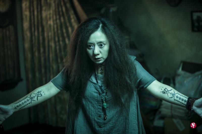 高慧君片中神经兮兮,身上画满驱魔符咒。(邵氏提供) 高慧君片中神经兮兮,身上画满驱魔符咒。(邵氏提供)