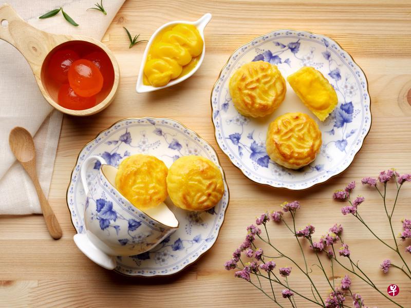 迷你咸蛋奶黄月饼口味，软绵的奶黄让人垂涎欲滴。