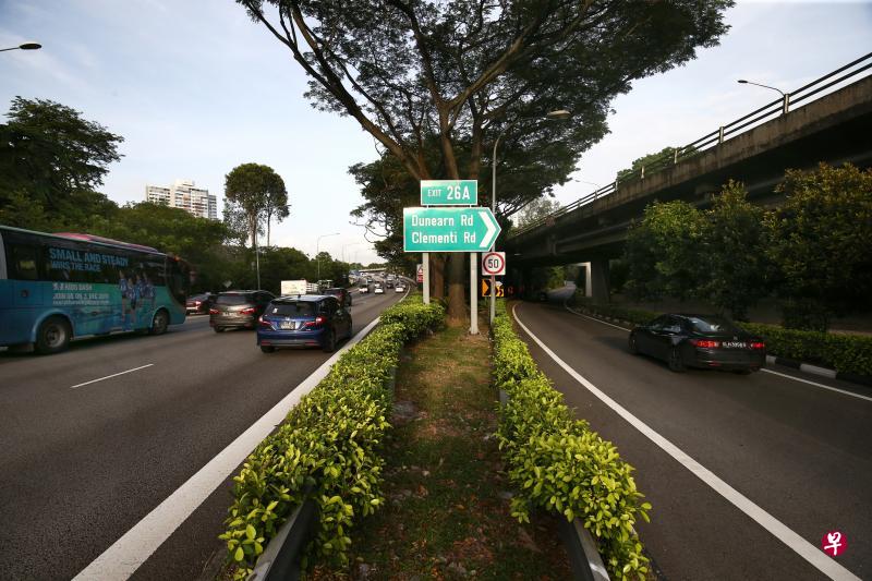 PIE的26A“右出口”虽然规定车辆须放慢车速，但有些车子还是继续以高速行驶，一个不小心，容易撞上前方车子。（陈斌勤摄）