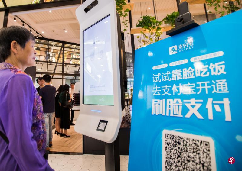 支付宝在杭州一家餐馆推出“刷脸支付”，顾客可在自助点餐机上扫描人脸付款，无需掏出手机扫码。（路透社）