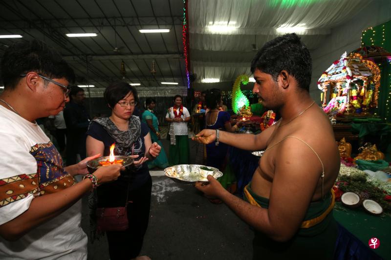 西法克萨那庙昨晚为印度“财神”举行祈福仪式,曾友仁(左)与妻子吕美珍(中)也在仪式上点燃油灯,向神明祈愿未来风调雨顺。(邝启聪摄) 西法克萨那庙昨晚为印度“财神”举行祈福仪式,曾友仁(左)与妻子吕美珍(中)也在仪式上点燃油灯,向神明祈愿未来风调雨顺。(邝启聪摄)