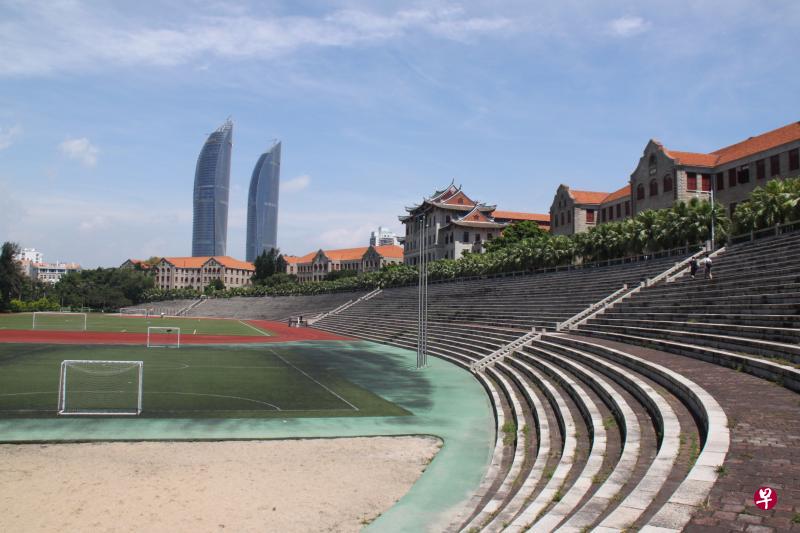 建南楼群“一主四从”的五栋建筑,命名皆与捐赠者李光前家族相关。 建南楼群“一主四从”的五栋建筑,命名皆与捐赠者李光前家族相关。