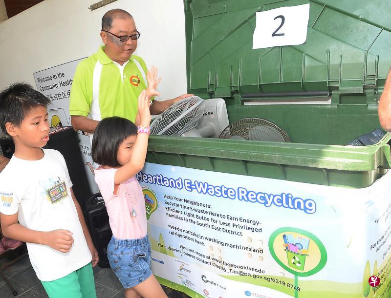 活跃于实乞纳区基层的朱实业昨早将家中不要的旧风扇及其他电器,放入住家前院的电子垃圾回收箱。(每日新闻) 活跃于实乞纳区基层的朱实业昨早将家中不要的旧风扇及其他电器,放入住家前院的电子垃圾回收箱。(每日新闻)