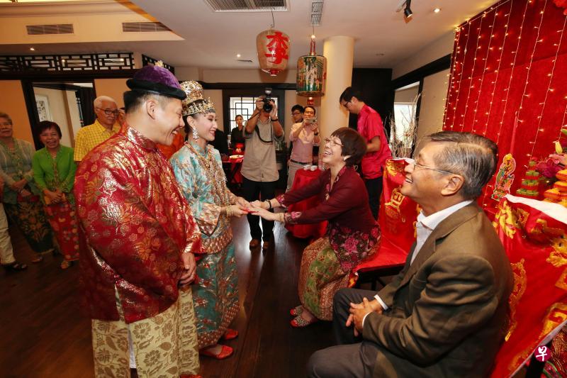 长辈们以喝茶和递上红包向一对新人表示祝贺和祝福。 长辈们以喝茶和递上红包向一对新人表示祝贺和祝福。