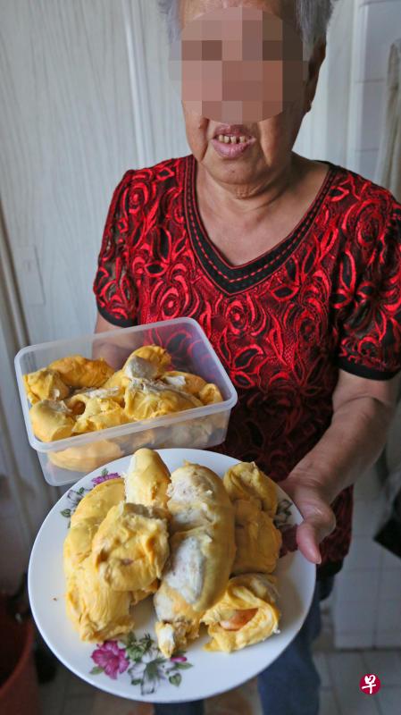 陈碧香花188元买下两个"猫山王",结果肉硬又不香。 陈碧香花188元买下两个"猫山王",结果肉硬又不香。