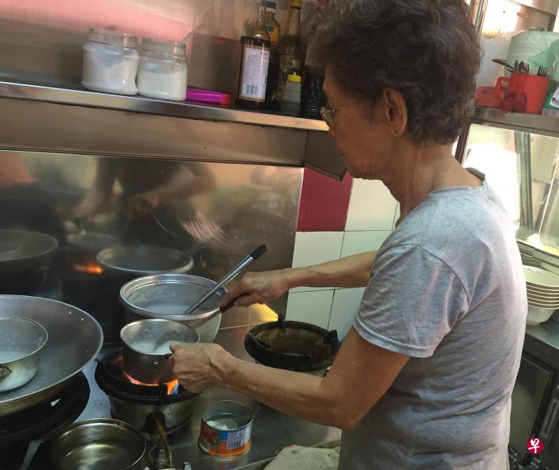 阿嫲『一脚踢』,摊位一切由她一手包办。 阿嫲『一脚踢』,摊位一切由她一手包办。