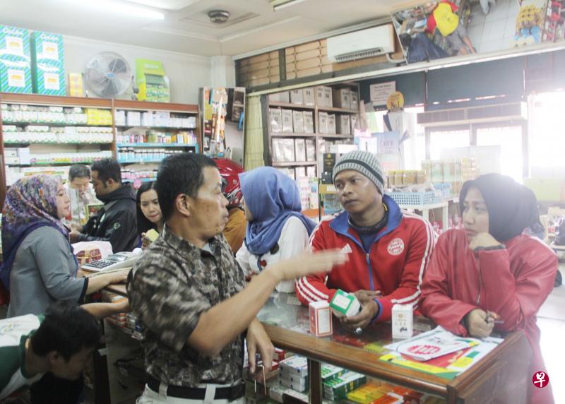 ▲万安和的店员都是印尼人,服务多年的已近30年,短的也有10多年了。(中新社) 万安和的印尼店员会抓药秤药,还能讲解中药的煎法服法。(中新社) ▲万安和的店员都是印尼人,服务多年的已近30年,短的也有10多年了。(中新社) 万安和的印尼店员会抓药秤药,还能讲解中药的煎法服法。(中新社)