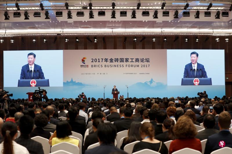 中国国家主席习近平昨天在厦门国际会展中心出席金砖国家工商论坛开幕式,并发表主旨演讲。(中新社) 中国国家主席习近平昨天在厦门国际会展中心出席金砖国家工商论坛开幕式,并发表主旨演讲。(中新社)