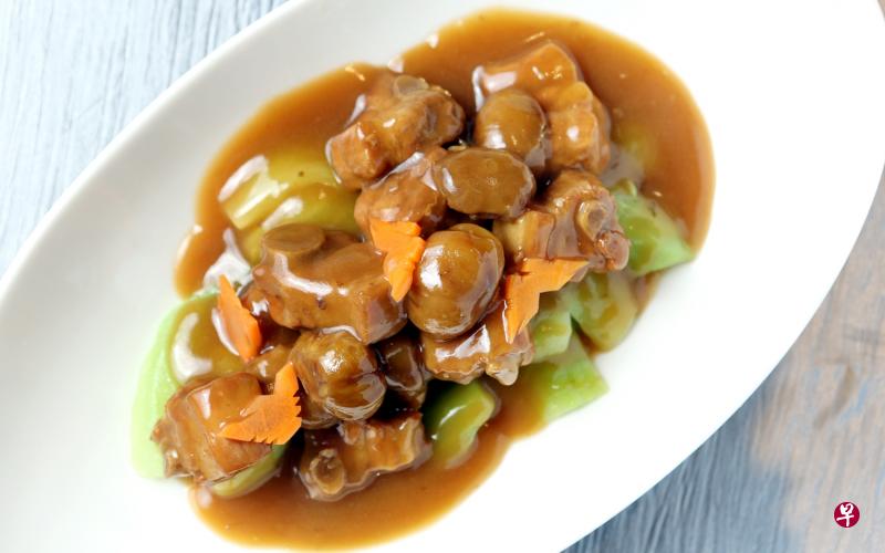 栗子排骨大芥菜是传统香港潮州菜。 栗子排骨大芥菜是传统香港潮州菜。