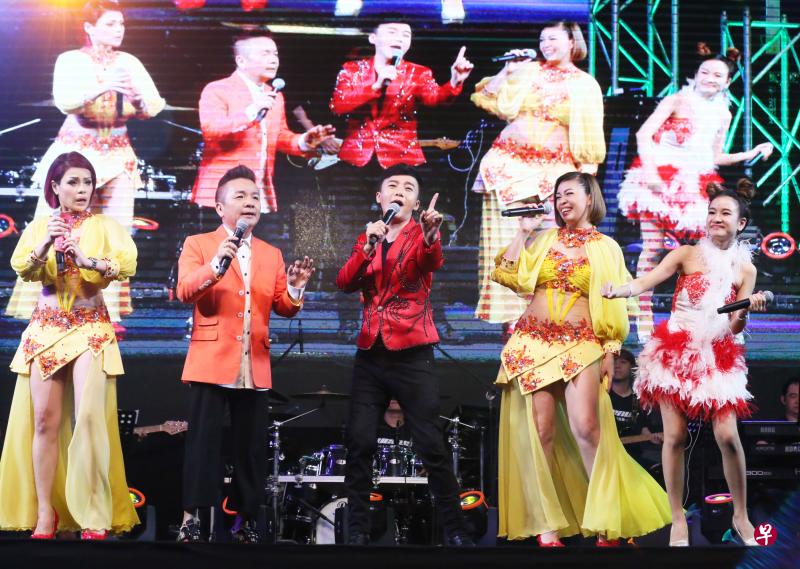 皓皓、陈建彬和李佩芬与宝贝姐妹同台演出。 皓皓、陈建彬和李佩芬与宝贝姐妹同台演出。