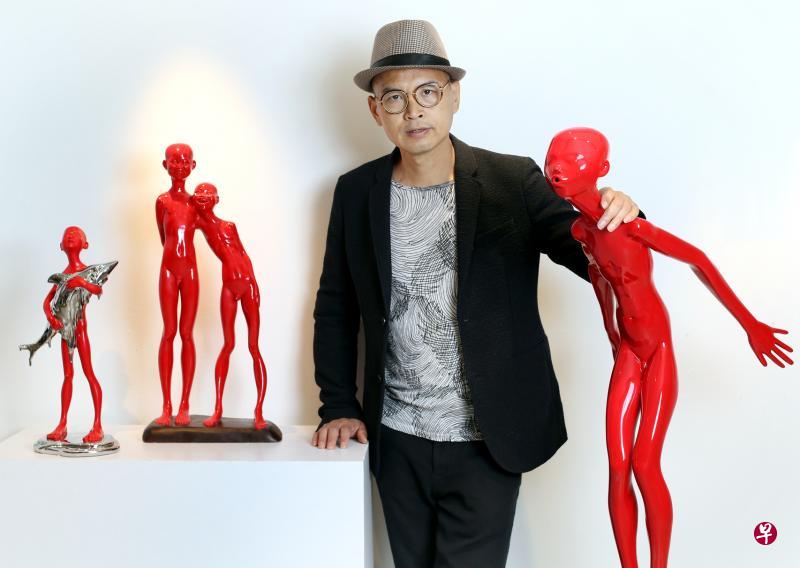 中国雕塑家陈文令与成名系列《红色记忆》的赤裸通红孩儿合影。 中国雕塑家陈文令与成名系列《红色记忆》的赤裸通红孩儿合影。