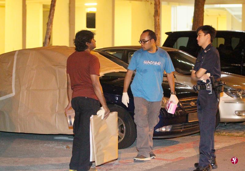 钱币兑换商阿里从机场一路被跟踪回到阿裕尼弯的住家,在停车场遭蒙面抢匪,抢走超过60万元的六国钱币。 钱币兑换商阿里从机场一路被跟踪回到阿裕尼弯的住家,在停车场遭蒙面抢匪,抢走超过60万元的六国钱币。