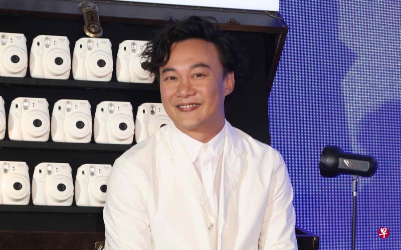 陈奕迅病愈后开工,精神不错。(环球音乐提供) 陈奕迅病愈后开工,精神不错。(环球音乐提供)