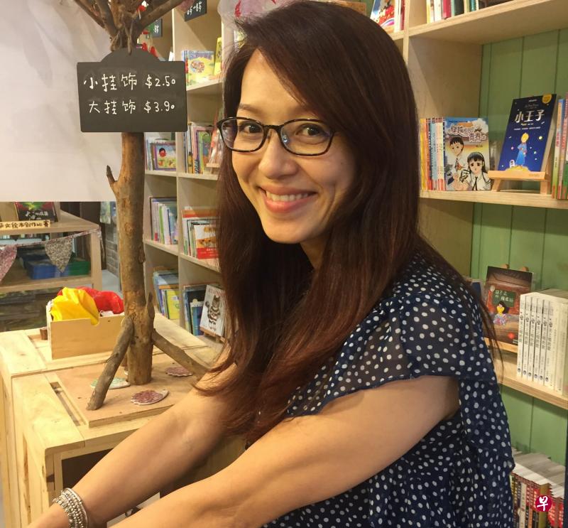 创办人利蕙阑为推广本地华文书籍出钱出力。 创办人利蕙阑为推广本地华文书籍出钱出力。