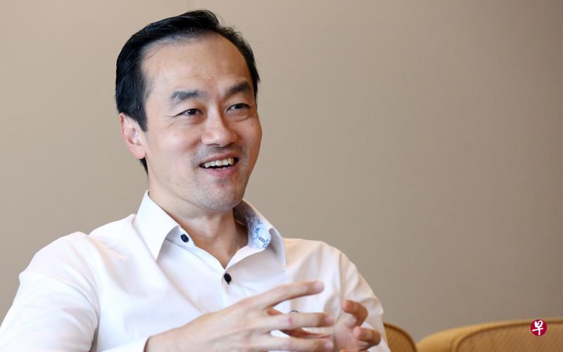 许宝琨医生说:“随着更多中国企业放眼东南亚,这些企业可以借助新加坡完善的经贸协议网络和金融体系,携同新加坡企业进军第三方市场。”(《联合晚报》档案照片) 许宝琨医生说:“随着更多中国企业放眼东南亚,这些企业可以借助新加坡完善的经贸协议网络和金融体系,携同新加坡企业进军第三方市场。”(《联合晚报》档案照片)