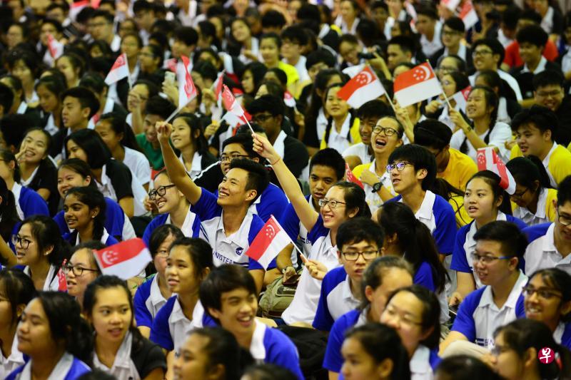 裕初欢庆国庆,同学们挥着手中的红白旗子,沉醉在振奋人心的爱国歌曲中。(裕廊初院提供) 裕初欢庆国庆,同学们挥着手中的红白旗子,沉醉在振奋人心的爱国歌曲中。(裕廊初院提供)