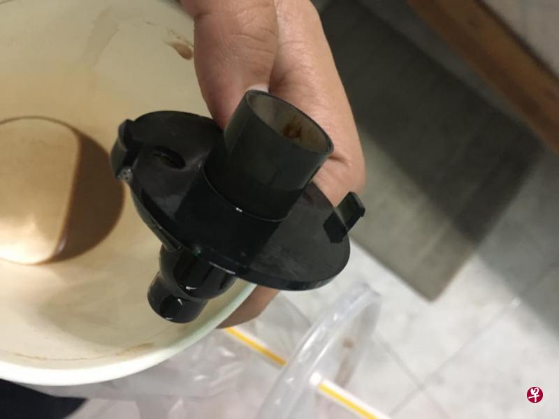 一名男子上周五到榜鹅鲤河大厦购买麦当劳套餐时,在饮料内发现塑料喷嘴。(互联网) 一名男子上周五到榜鹅鲤河大厦购买麦当劳套餐时,在饮料内发现塑料喷嘴。(互联网)