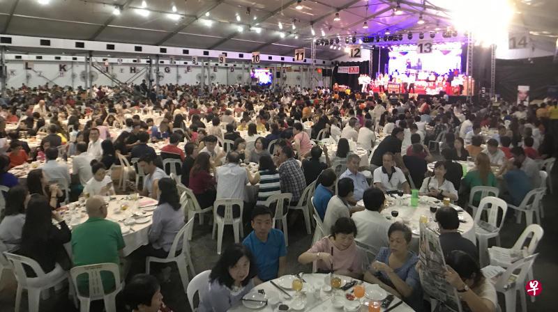 城隍庙昨晚举行中元宴,席开365桌,人头攒动。 城隍庙昨晚举行中元宴,席开365桌,人头攒动。