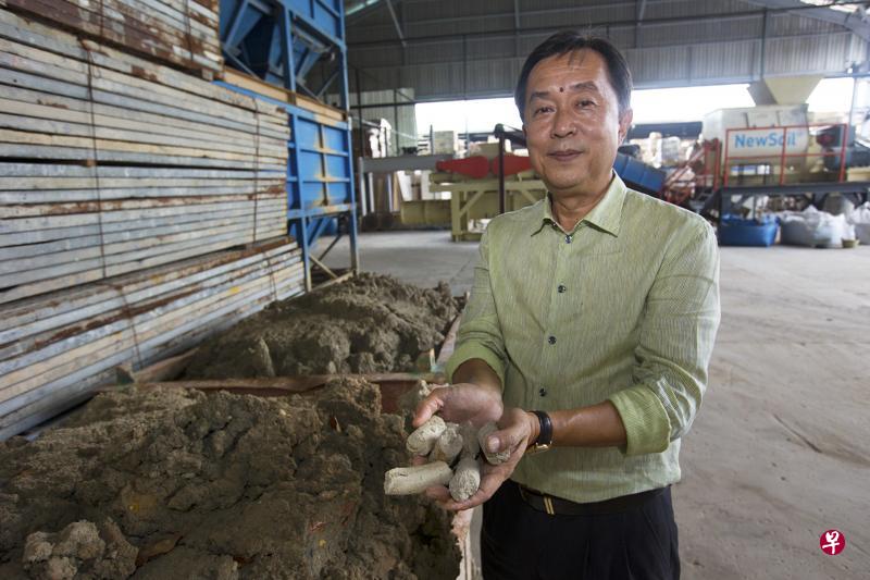 新生土科技公司创办人兼董事经理潘南舜:公司把新生土作为填土和回填土的功能进行测试,结果显示,新生土的渗透性跟天然砂石相同,持久耐用,尤其是在经过干砂的充填及压实后。(曾道明摄) 新生土科技公司创办人兼董事经理潘南舜:公司把新生土作为填土和回填土的功能进行测试,结果显示,新生土的渗透性跟天然砂石相同,持久耐用,尤其是在经过干砂的充填及压实后。(曾道明摄)